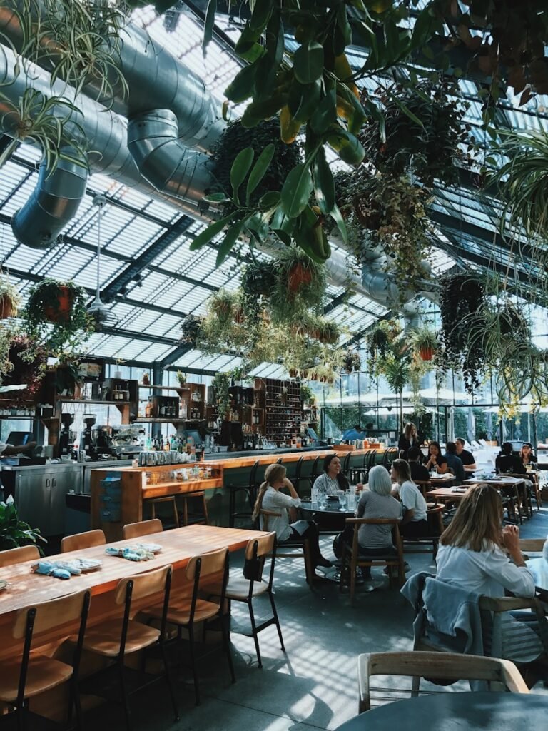 Contacto Cafetería Atlas Águilas group of people inside the restaurant